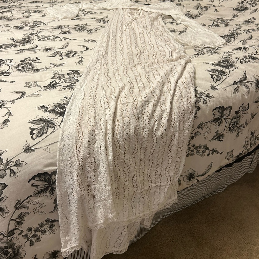 Elegant White Lace Off-Shoulder Dress - Picture 7 of 15